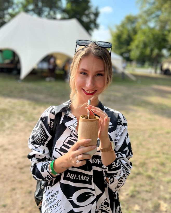 Další série fotek z Čajomíru 2022, fotek úsměvů krásných žen, které většina z nich právě poprvé vyzkoušela náš lahodný nápoj.